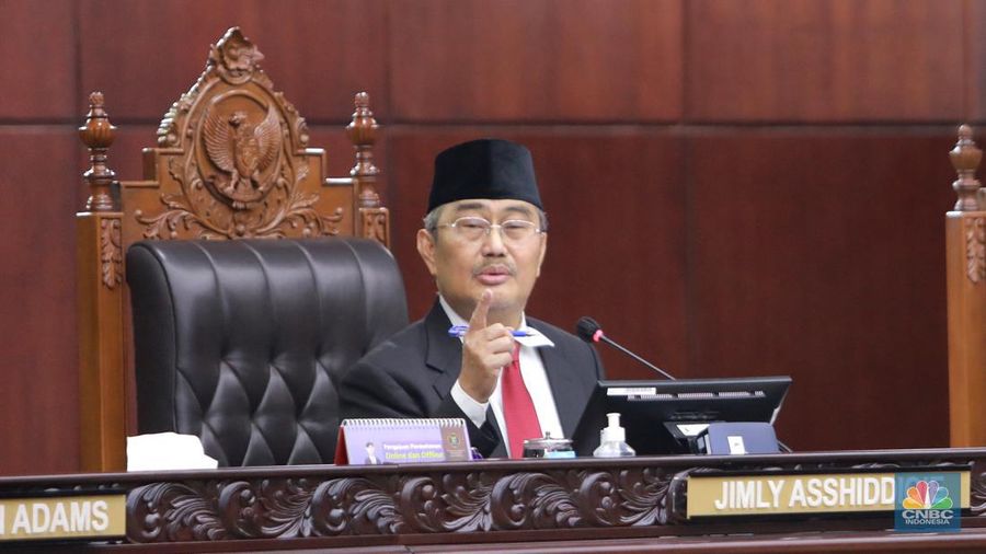 Ketua MKMK Jimly Asshiddiqie saat membacakan kesimpulan saat membacakan putusan terkait laporan pelanggaran etik dengan terlapor enam hakim Mahkamah Konstitusi (MK) di Gedung Mahkamah Konstitusi, Jakarta, Selasa, (7/11/2023).  (CNBC Indonesia/Muhammad Sabki)