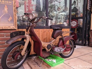 Mang Ucing yang Memilih Setia Jajakan Produk Nostalgia