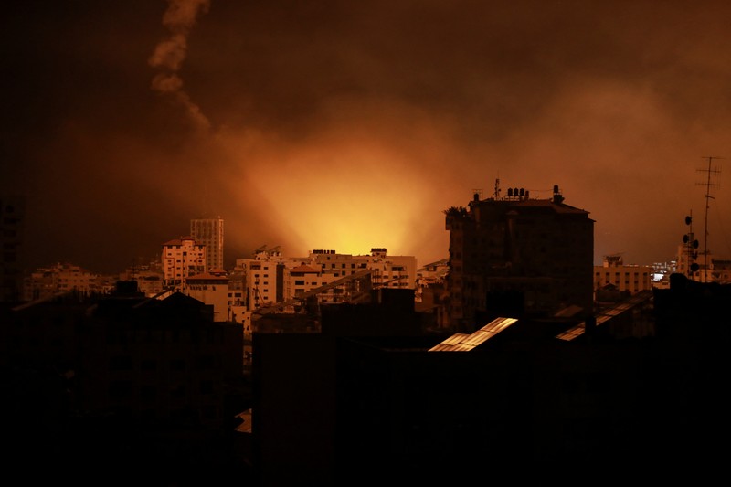 Suar dijatuhkan oleh pasukan Israel, di tengah konflik yang sedang berlangsung antara Israel dan kelompok Islam Palestina Hamas, di Kota Gaza 6 November 2023. Suar dijatuhkan oleh pasukan Israel, di tengah konflik yang sedang berlangsung antara Israel dan kelompok Islam Palestina Hamas, di Kota Gaza 6 November 2023. (REUTERS/Mohammed Al-Masri)