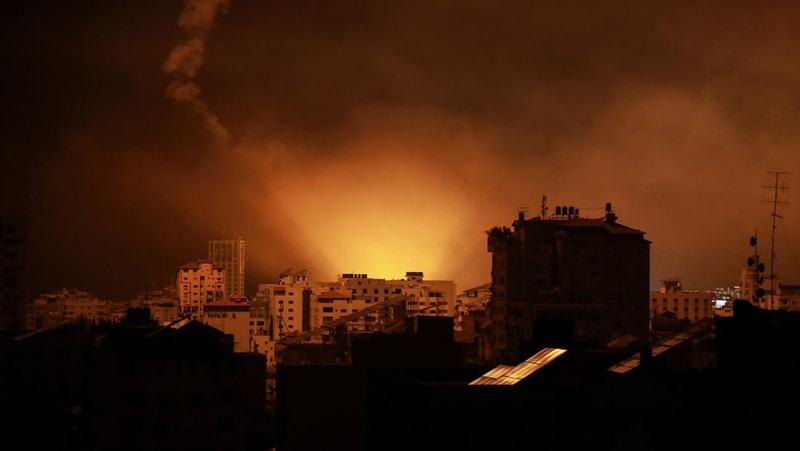 Suar dijatuhkan oleh pasukan Israel, di tengah konflik yang sedang berlangsung antara Israel dan kelompok Islam Palestina Hamas, di Kota Gaza 6 November 2023. (REUTERS/Mohammed Al-Masri)