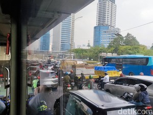 Lalin Cawang Arah Semanggi Macet Pagi Ini!