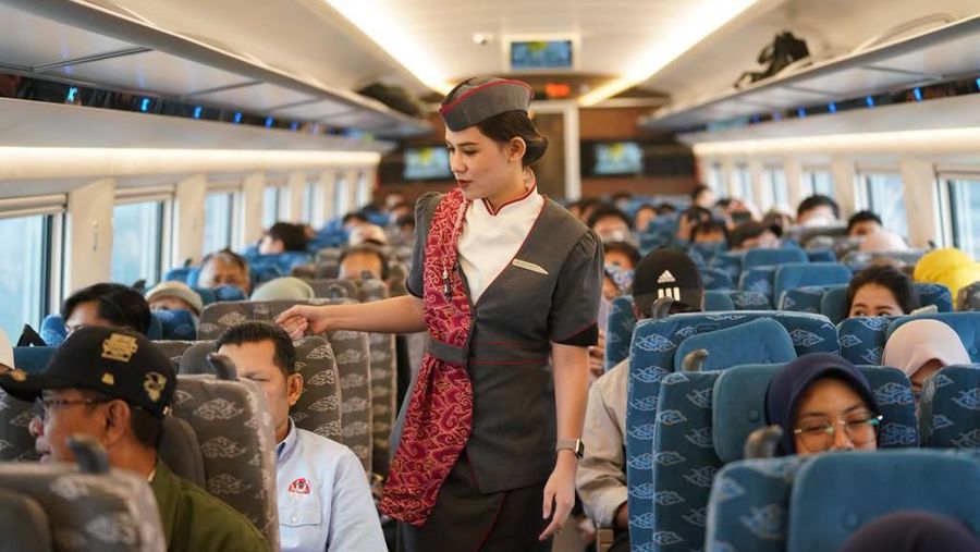 Passenger Services on Train atau petugas pelayanan penumpang Kereta Cepat Whoosh. (Dok: KCIC)