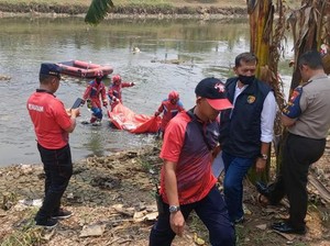 Petugas PPSU Temukan Mayat Pria Saat Bersihkan Sampah di Kali BKT Jaktim