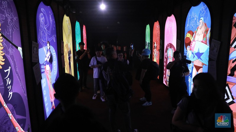 Sejumlah pengunjung saat mengamati pameran instalasi Sejumlah pengunjung saat mengamati pameran instalasi