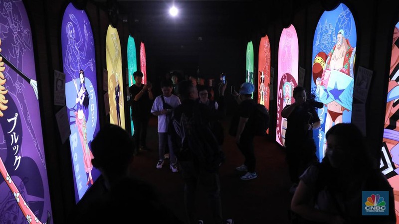 Sejumlah pengunjung saat mengamati pameran instalasi 