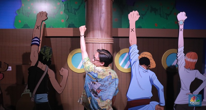 Sejumlah pengunjung saat mengamati pameran instalasi Sejumlah pengunjung saat mengamati pameran instalasi