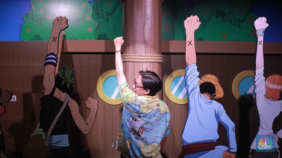 Sejumlah pengunjung saat mengamati pameran instalasi 