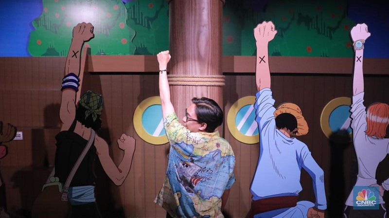 Sejumlah pengunjung saat mengamati pameran instalasi 