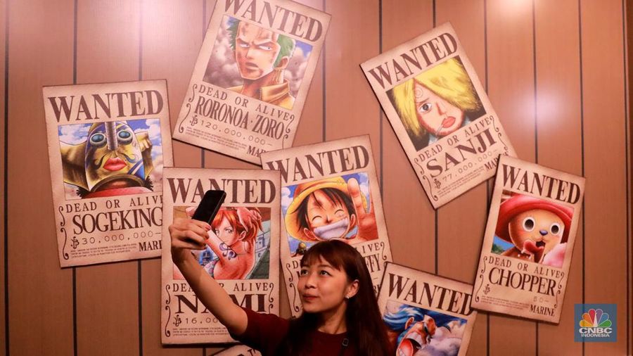 Sejumlah pengunjung saat mengamati pameran instalasi 