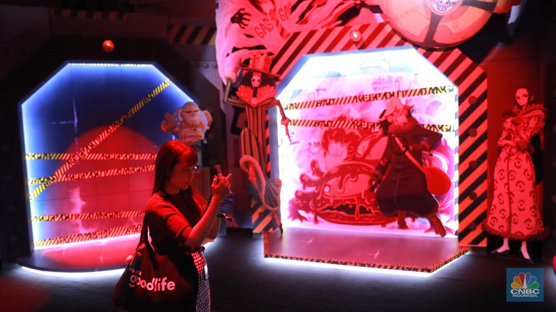 Sejumlah pengunjung saat mengamati pameran instalasi 