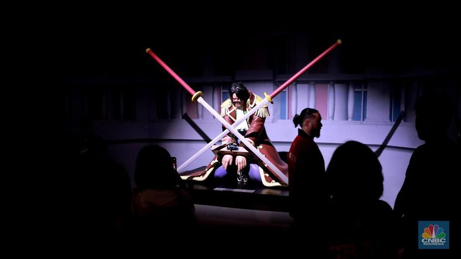Sejumlah pengunjung saat mengamati pameran instalasi 
