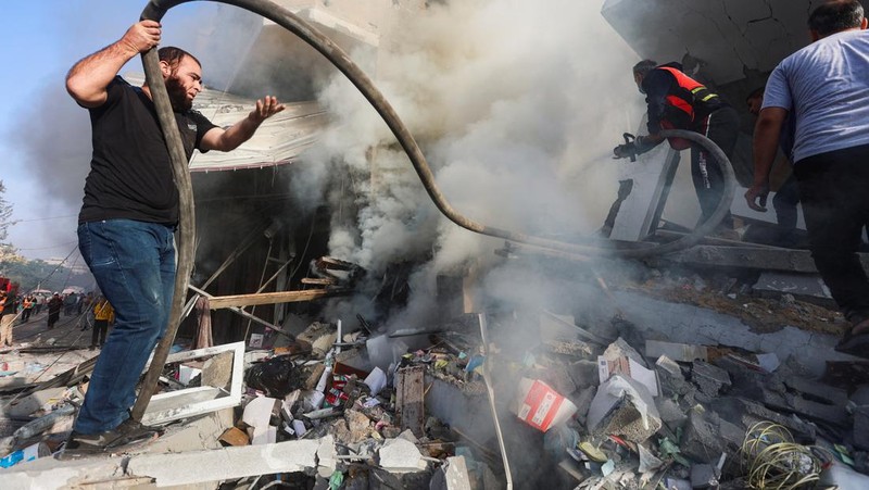 Suar dijatuhkan oleh pasukan Israel, di tengah konflik yang sedang berlangsung antara Israel dan kelompok Islam Palestina Hamas, di Kota Gaza 6 November 2023. (REUTERS/Mohammed Al-Masri)