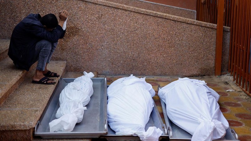 Suar dijatuhkan oleh pasukan Israel, di tengah konflik yang sedang berlangsung antara Israel dan kelompok Islam Palestina Hamas, di Kota Gaza 6 November 2023. (REUTERS/Mohammed Al-Masri)