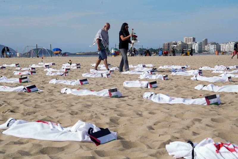 Seratus dua puluh kain kafan yang dipasang oleh anggota LSM Rio da Paz, di pantai untuk menghormati anak-anak Palestina yang terbunuh dalam konflik Israel-Hamas Gaza yang sedang berlangsung, selama demonstrasi pro-Palestina di Rio de Janeiro, Brasil, 3 November 2023. Seratus dua puluh kain kafan yang dipasang oleh anggota LSM Rio da Paz, di pantai untuk menghormati anak-anak Palestina yang terbunuh dalam konflik Israel-Hamas Gaza yang sedang berlangsung, selama demonstrasi pro-Palestina di Rio de Janeiro, Brasil, 3 November 2023. (REUTERS/Ian Cheibub)