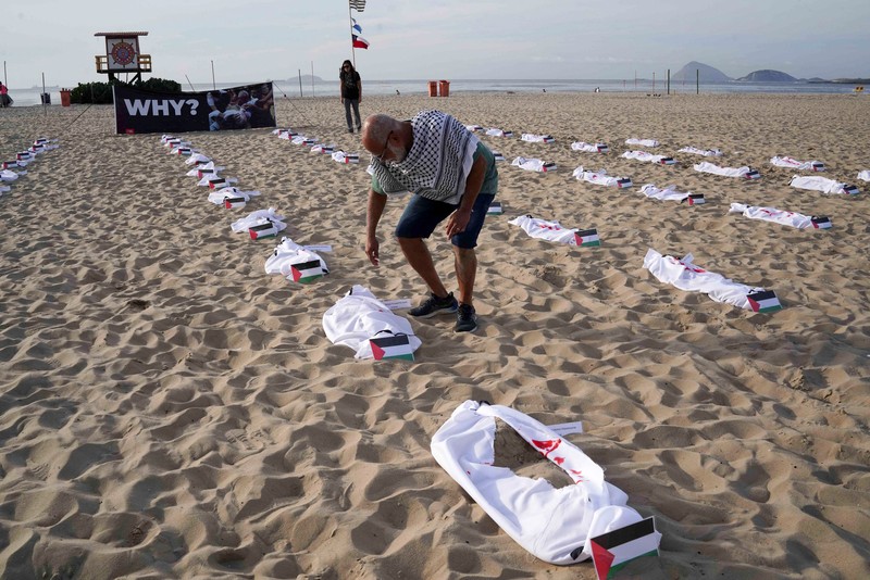 Seratus dua puluh kain kafan yang dipasang oleh anggota LSM Rio da Paz, di pantai untuk menghormati anak-anak Palestina yang terbunuh dalam konflik Israel-Hamas Gaza yang sedang berlangsung, selama demonstrasi pro-Palestina di Rio de Janeiro, Brasil, 3 November 2023. Seratus dua puluh kain kafan yang dipasang oleh anggota LSM Rio da Paz, di pantai untuk menghormati anak-anak Palestina yang terbunuh dalam konflik Israel-Hamas Gaza yang sedang berlangsung, selama demonstrasi pro-Palestina di Rio de Janeiro, Brasil, 3 November 2023. (REUTERS/Ian Cheibub)