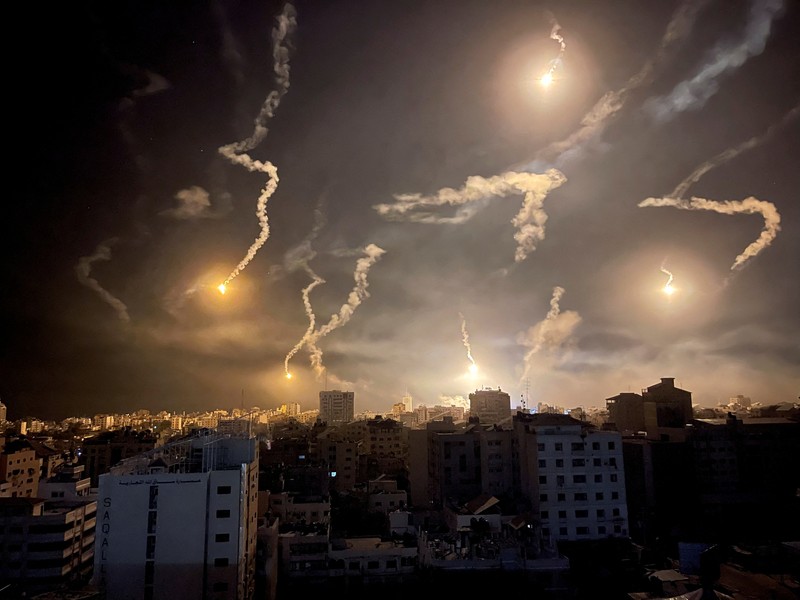 Suar dijatuhkan oleh pasukan Israel, di tengah konflik yang sedang berlangsung antara Israel dan kelompok Islam Palestina Hamas, di Kota Gaza 6 November 2023. Suar dijatuhkan oleh pasukan Israel, di tengah konflik yang sedang berlangsung antara Israel dan kelompok Islam Palestina Hamas, di Kota Gaza 6 November 2023. (REUTERS/Mohammed Al-Masri)