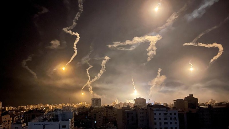 Suar dijatuhkan oleh pasukan Israel, di tengah konflik yang sedang berlangsung antara Israel dan kelompok Islam Palestina Hamas, di Kota Gaza 6 November 2023. (REUTERS/Mohammed Al-Masri)