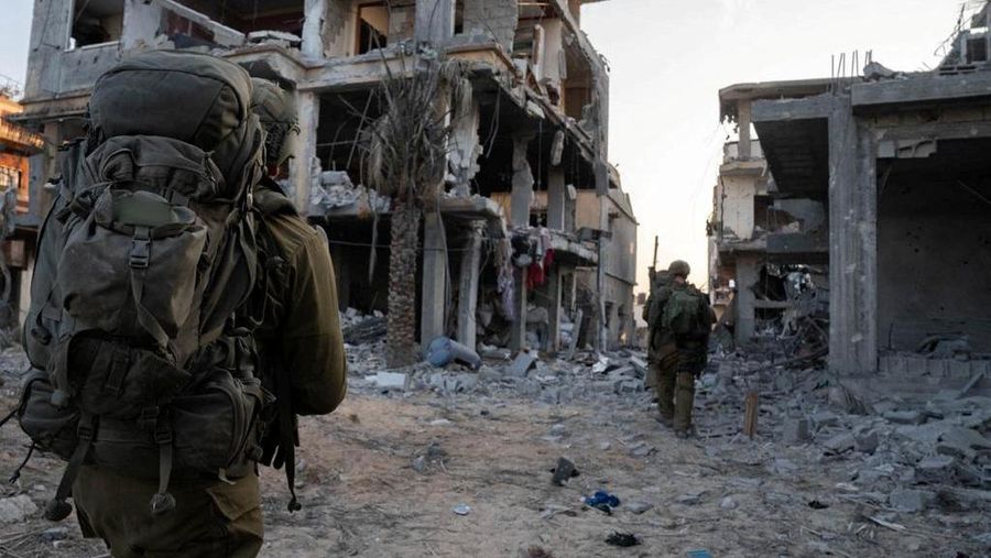 Tentara Israel mengambil bagian dalam operasi darat, di tengah konflik yang sedang berlangsung antara Israel dan kelompok Islam Palestina Hamas, di lokasi yang disebutkan sebagai Gaza dalam foto selebaran yang dirilis 7 November 2023. (Israeli Defence Forces/Handout via REUTERS)