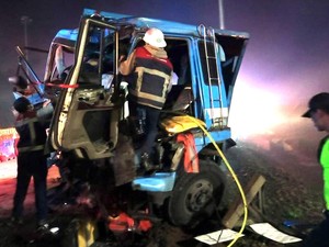 Dua Nyawa Melayang Saat Truk Tabrak Beton GT Parungkuda Sukabumi