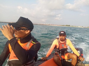 Pasutri WNA Terseret Ombak di Pantai Batubelig, Pria China Hilang