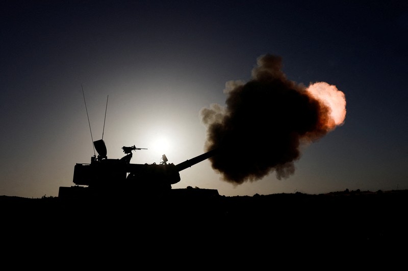Suar dijatuhkan oleh pasukan Israel, di tengah konflik yang sedang berlangsung antara Israel dan kelompok Islam Palestina Hamas, di Kota Gaza 6 November 2023. Suar dijatuhkan oleh pasukan Israel, di tengah konflik yang sedang berlangsung antara Israel dan kelompok Islam Palestina Hamas, di Kota Gaza 6 November 2023. (REUTERS/Mohammed Al-Masri)