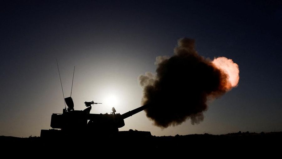 Suar dijatuhkan oleh pasukan Israel, di tengah konflik yang sedang berlangsung antara Israel dan kelompok Islam Palestina Hamas, di Kota Gaza 6 November 2023. (REUTERS/Mohammed Al-Masri)