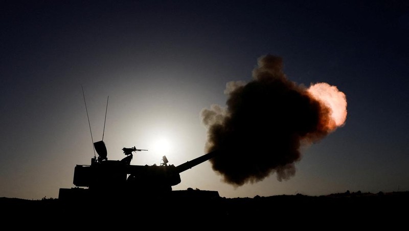 Suar dijatuhkan oleh pasukan Israel, di tengah konflik yang sedang berlangsung antara Israel dan kelompok Islam Palestina Hamas, di Kota Gaza 6 November 2023. (REUTERS/Mohammed Al-Masri)