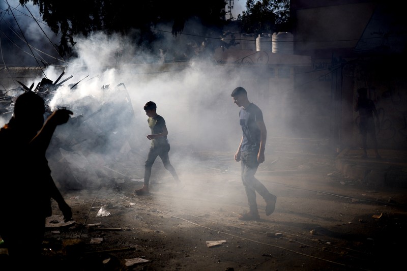 Suar dijatuhkan oleh pasukan Israel, di tengah konflik yang sedang berlangsung antara Israel dan kelompok Islam Palestina Hamas, di Kota Gaza 6 November 2023. (REUTERS/Mohammed Al-Masri)