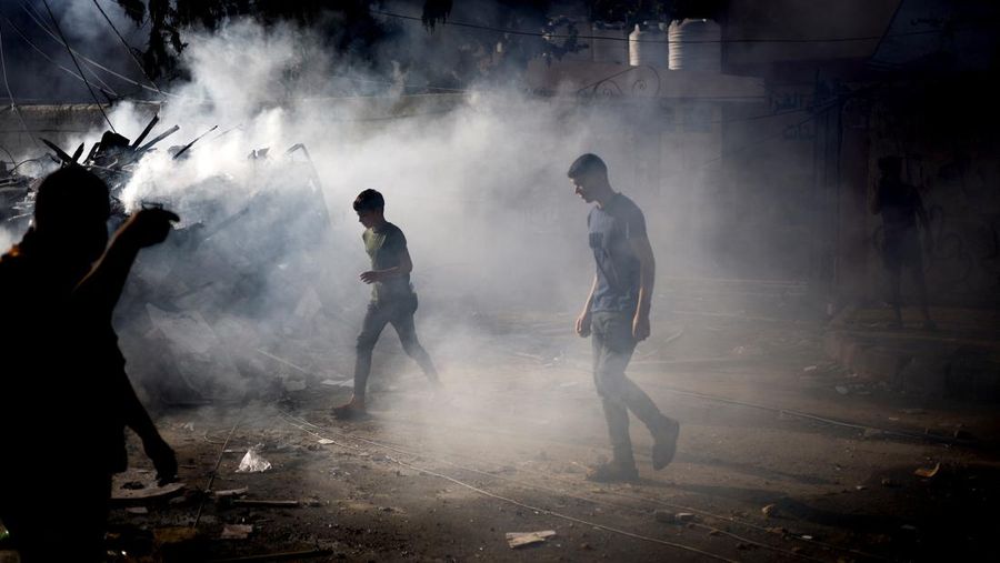 Warga Palestina bereaksi di lokasi serangan Israel di sebuah bangunan tempat tinggal, di tengah konflik yang sedang berlangsung antara Israel dan kelompok Islam Palestina Hamas, di Khan Younis di selatan Jalur Gaza, 7 November 2023. (REUTERS/Mohammed Salem)