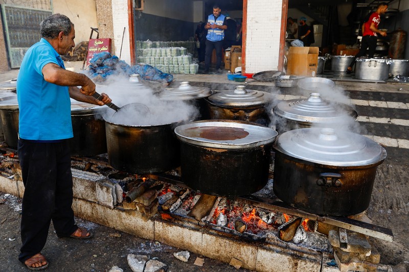 Warga Palestina mengumpulkan ranting-ranting untuk dijadikan bahan bakar di Khan Younis, Jalur Gaza selatan, Minggu (5/11). menjadi bahan bakar untuk memasak di tengah kekurangan bahan bakar dan gas. (REUTERS/Ibraheem Abu Mustafa)