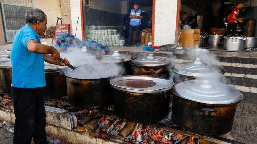 Warga Palestina mengumpulkan ranting-ranting untuk dijadikan bahan bakar di Khan Younis, Jalur Gaza selatan, Minggu (5/11). menjadi bahan bakar untuk memasak di tengah kekurangan bahan bakar dan gas. (REUTERS/Ibraheem Abu Mustafa)