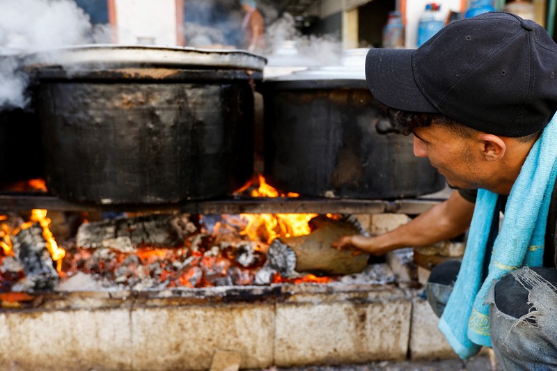 Warga Palestina mengumpulkan ranting-ranting untuk dijadikan bahan bakar di Khan Younis, Jalur Gaza selatan, Minggu (5/11). menjadi bahan bakar untuk memasak di tengah kekurangan bahan bakar dan gas. (REUTERS/Ibraheem Abu Mustafa)