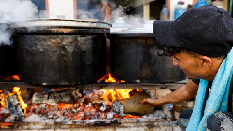 Warga Palestina mengumpulkan ranting-ranting untuk dijadikan bahan bakar di Khan Younis, Jalur Gaza selatan, Minggu (5/11). menjadi bahan bakar untuk memasak di tengah kekurangan bahan bakar dan gas. (REUTERS/Ibraheem Abu Mustafa)
