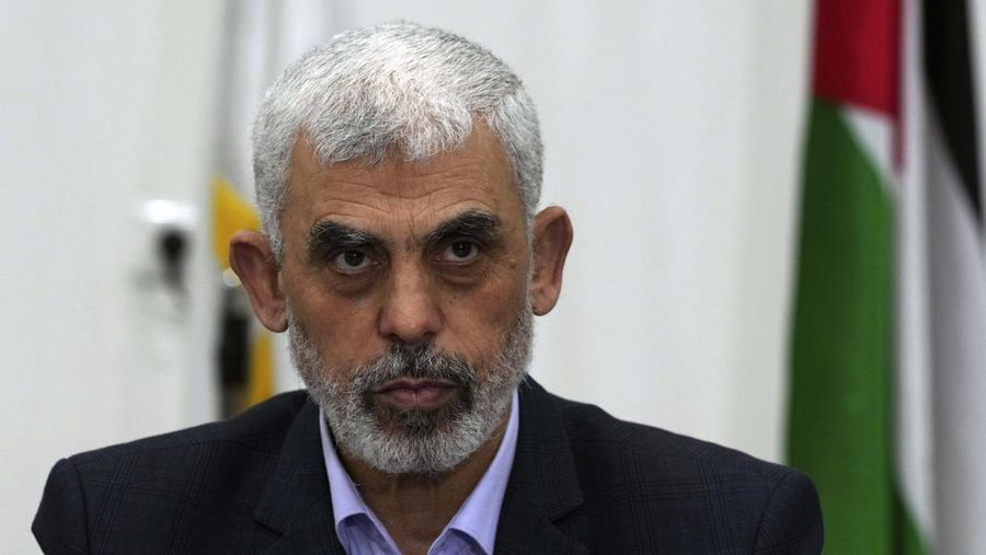 Yahya Sinwar, pemimpin Hamas di Gaza, memimpin pertemuan dengan para pemimpin faksi Palestina di kantornya di Kota Gaza. (AP Photo/Adel Hana)