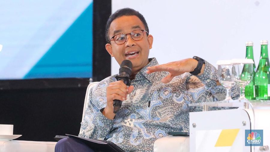 Bakal calon presiden Anies Baswedan dalam acara Sarasehan 100 Ekonom Indonesia yang diselenggarakan oleh CNBC Indonesia dan INDEF di Menara Bank Mega, Jakarta, Rabu (8/11/2023). (CNBC Indonesia/Faisal Rahman)