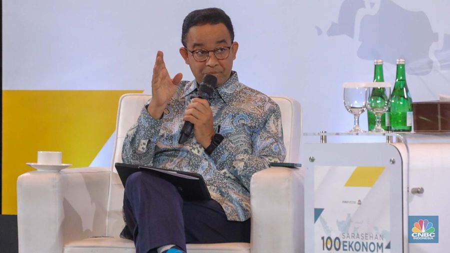 Bakal calon presiden Anies Baswedan dalam acara Sarasehan 100 Ekonom Indonesia yang diselenggarakan oleh CNBC Indonesia dan INDEF di Menara Bank Mega, Jakarta, Rabu (8/11/2023). (CNBC Indonesia/Faisal Rahman)