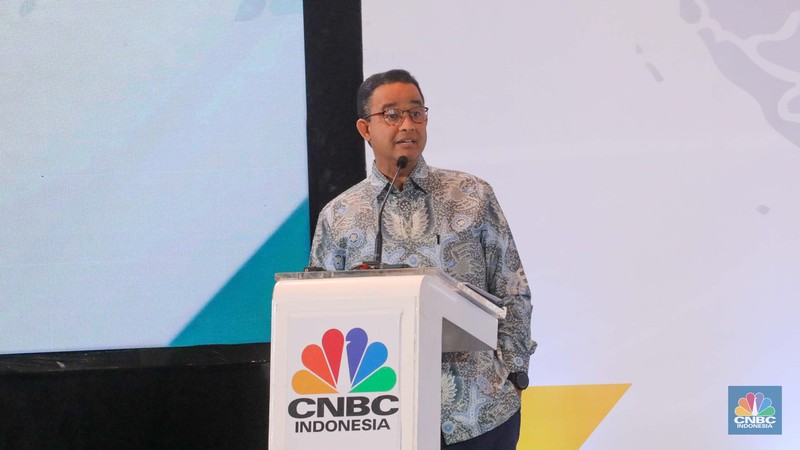 Bakal calon presiden Anies Baswedan dalam acara Sarasehan 100 Ekonom Indonesia yang diselenggarakan oleh CNBC Indonesia dan INDEF di Menara Bank Mega, Jakarta, Rabu (8/11/2023). (CNBC Indonesia/Faisal Rahman)