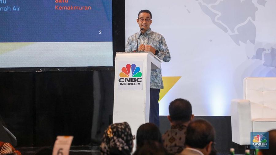 Bakal calon presiden Anies Baswedan dalam acara Sarasehan 100 Ekonom Indonesia yang diselenggarakan oleh CNBC Indonesia dan INDEF di Menara Bank Mega, Jakarta, Rabu (8/11/2023). (CNBC Indonesia/Faisal Rahman)