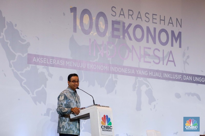 Bakal calon presiden Anies Baswedan dalam acara Sarasehan 100 Ekonom Indonesia yang diselenggarakan oleh CNBC Indonesia dan INDEF di Menara Bank Mega, Jakarta, Rabu (8/11/2023). (CNBC Indonesia/Faisal Rahman)