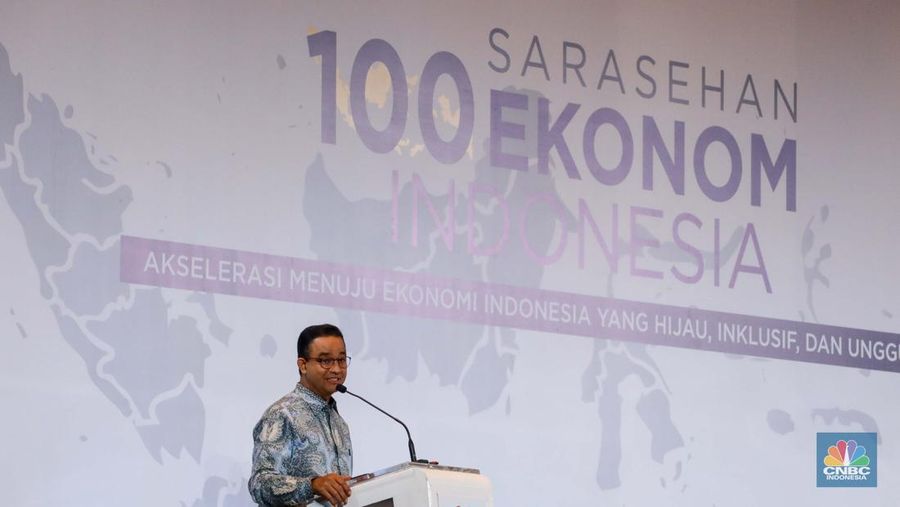Bakal calon presiden Anies Baswedan dalam acara Sarasehan 100 Ekonom Indonesia yang diselenggarakan oleh CNBC Indonesia dan INDEF di Menara Bank Mega, Jakarta, Rabu (8/11/2023). (CNBC Indonesia/Faisal Rahman)