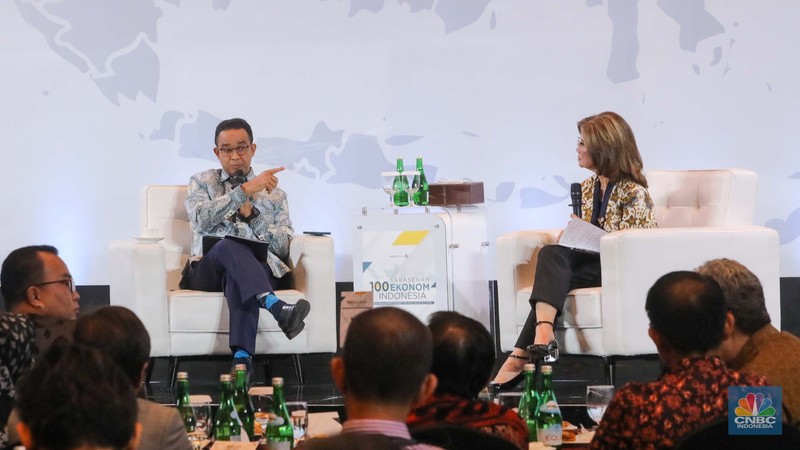 Bakal calon presiden Anies Baswedan dalam acara Sarasehan 100 Ekonom Indonesia yang diselenggarakan oleh CNBC Indonesia dan INDEF di Menara Bank Mega, Jakarta, Rabu (8/11/2023). (CNBC Indonesia/Faisal Rahman)