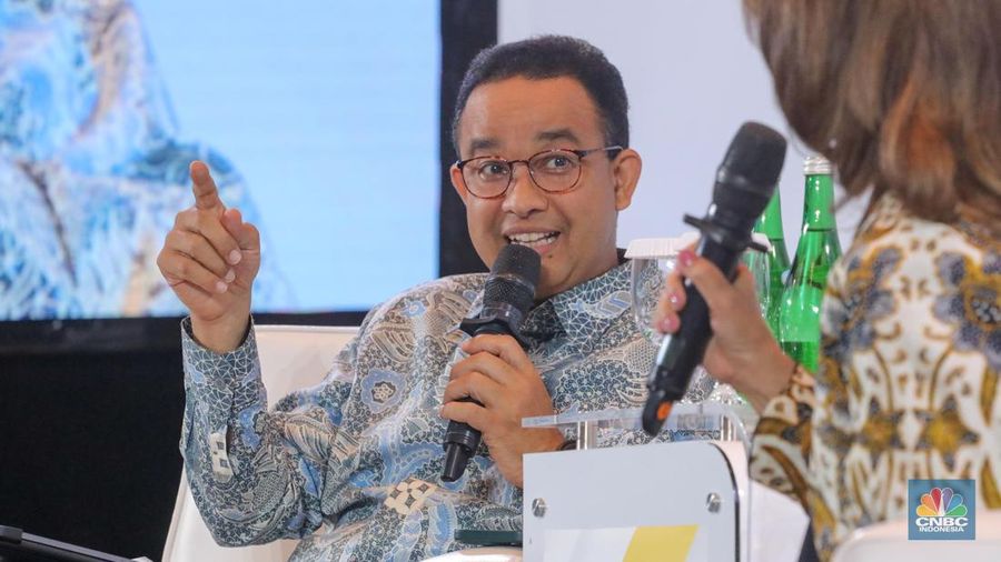 Bakal calon presiden Anies Baswedan dalam acara Sarasehan 100 Ekonom Indonesia yang diselenggarakan oleh CNBC Indonesia dan INDEF di Menara Bank Mega, Jakarta, Rabu (8/11/2023). (CNBC Indonesia/Faisal Rahman)