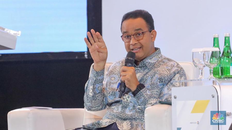 Bakal calon presiden Anies Baswedan dalam acara Sarasehan 100 Ekonom Indonesia yang diselenggarakan oleh CNBC Indonesia dan INDEF di Menara Bank Mega, Jakarta, Rabu (8/11/2023). (CNBC Indonesia/Faisal Rahman)