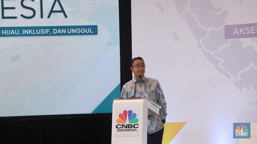 Bakal calon presiden Anies Baswedan dalam acara Sarasehan 100 Ekonom Indonesia yang diselenggarakan oleh CNBC Indonesia dan INDEF di Menara Bank Mega, Jakarta, Rabu (8/11/2023). (CNBC Indonesia/Faisal Rahman)