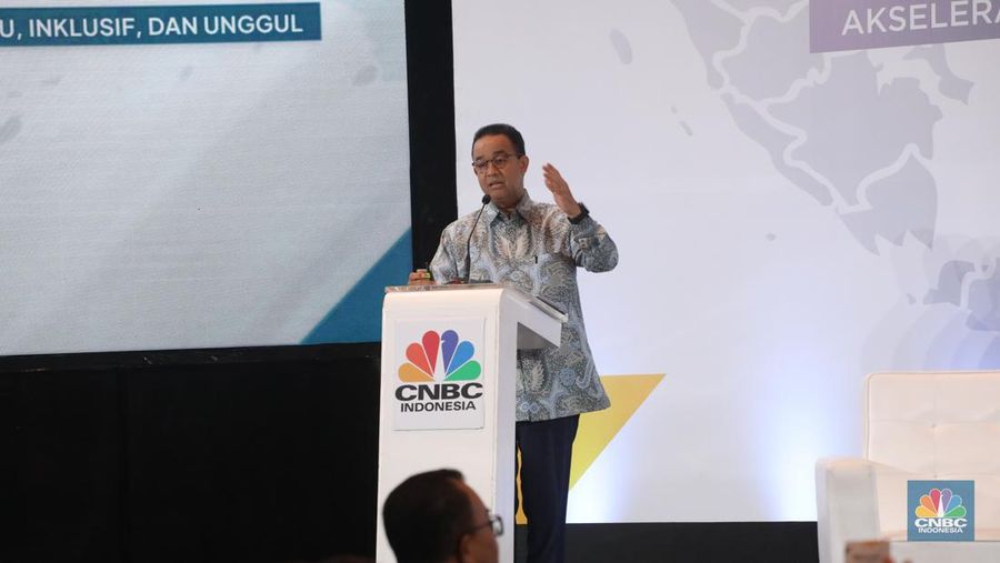 Bakal calon presiden Anies Baswedan dalam acara Sarasehan 100 Ekonom Indonesia yang diselenggarakan oleh CNBC Indonesia dan INDEF di Menara Bank Mega, Jakarta, Rabu (8/11/2023). (CNBC Indonesia/Faisal Rahman)