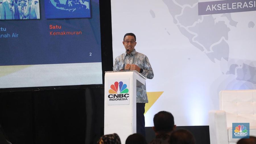 Bakal calon presiden Anies Baswedan dalam acara Sarasehan 100 Ekonom Indonesia yang diselenggarakan oleh CNBC Indonesia dan INDEF di Menara Bank Mega, Jakarta, Rabu (8/11/2023). (CNBC Indonesia/Faisal Rahman)