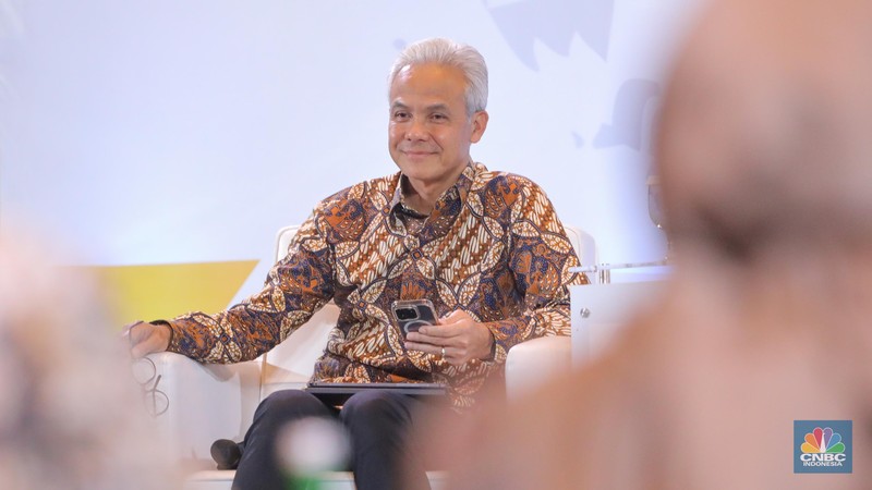 Bakal calon presiden Ganjar Pranowo dalam acara Sarasehan 100 Ekonom Indonesia yang diselenggarakan oleh CNBC Indonesia dan INDEF di Menara Bank Mega, Jakarta, Rabu (8/11/2023). Bakal calon presiden Ganjar Pranowo dalam acara Sarasehan 100 Ekonom Indonesia yang diselenggarakan oleh CNBC Indonesia dan INDEF di Menara Bank Mega, Jakarta, Rabu (8/11/2023). (CNBC Indonesia/Faisal Rahman)