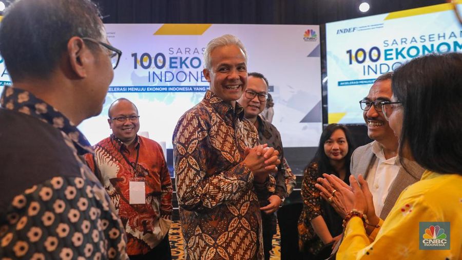 Bakal calon presiden Ganjar Pranowo dalam acara Sarasehan 100 Ekonom Indonesia yang diselenggarakan oleh CNBC Indonesia dan INDEF di Menara Bank Mega, Jakarta, Rabu (8/11/2023). (CNBC Indonesia/Faisal Rahman)