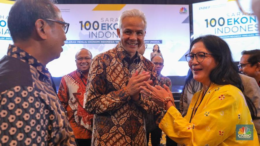 Bakal calon presiden Ganjar Pranowo dalam acara Sarasehan 100 Ekonom Indonesia yang diselenggarakan oleh CNBC Indonesia dan INDEF di Menara Bank Mega, Jakarta, Rabu (8/11/2023). (CNBC Indonesia/Faisal Rahman)