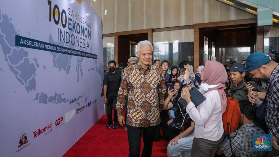 Bakal calon presiden Ganjar Pranowo dalam acara Sarasehan 100 Ekonom Indonesia yang diselenggarakan oleh CNBC Indonesia dan INDEF di Menara Bank Mega, Jakarta, Rabu (8/11/2023). (CNBC Indonesia/Faisal Rahman)